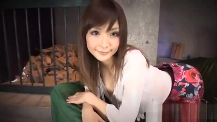 種馬が太ったおまんこの唇を突き出す