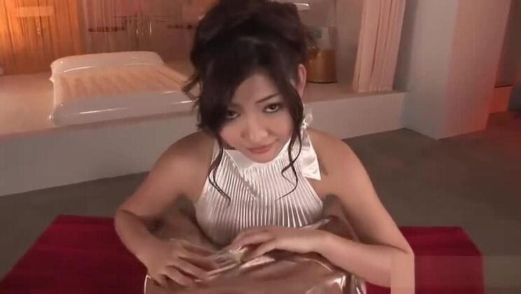 日本の熟女がペニスに快感を与えるフェラチオをする