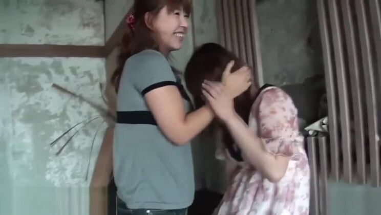 レズビアンの日本人が小便をする