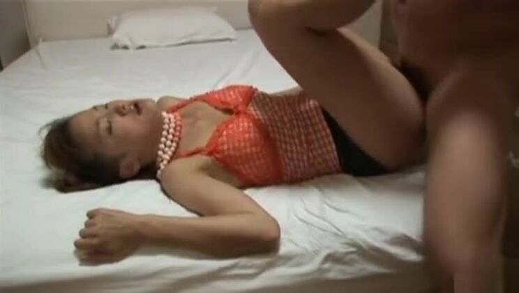 高橋聖良、愛らしいアジア人形はジューシーで滑らかなおまんこを持っている